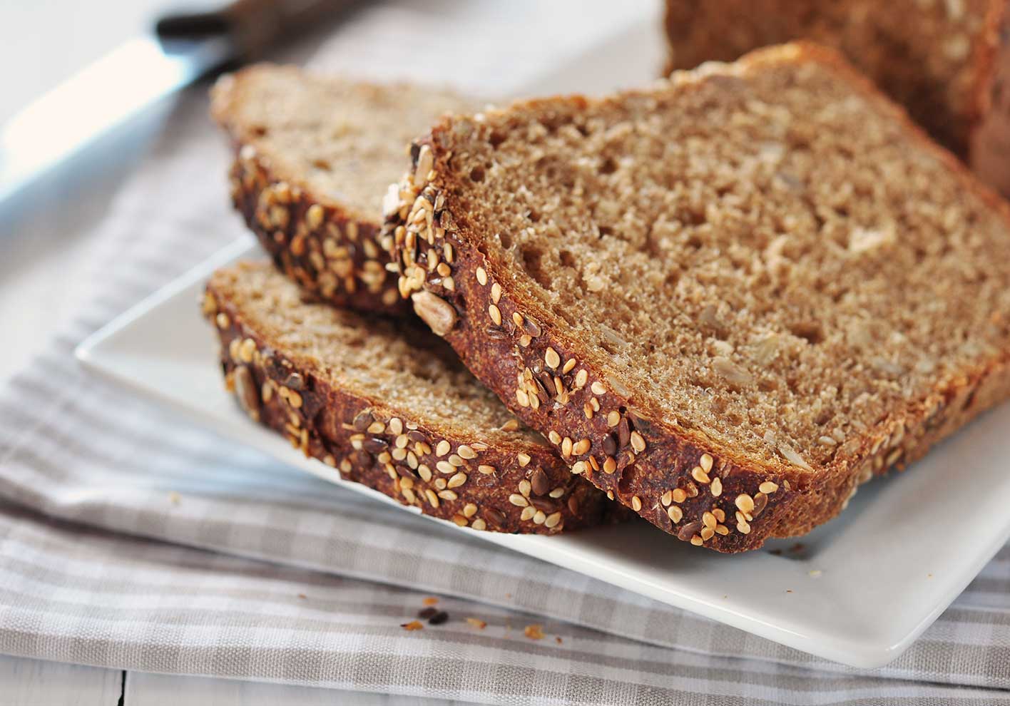 El pan integral está compuesto de harina de trigo no refinada (posee más salvado). Se denomina integral al pan que posee una gran cantidad de fibra dietética. El resultado es…
