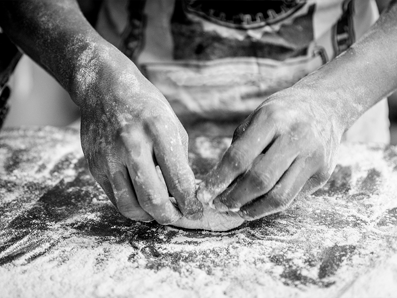 Es muy común escuchar historias sobre cómo padres y abuelos inspiraron a muchos a ser parte del mundo de la panadería. El abuelo que despertaba todos los días para desayunar…