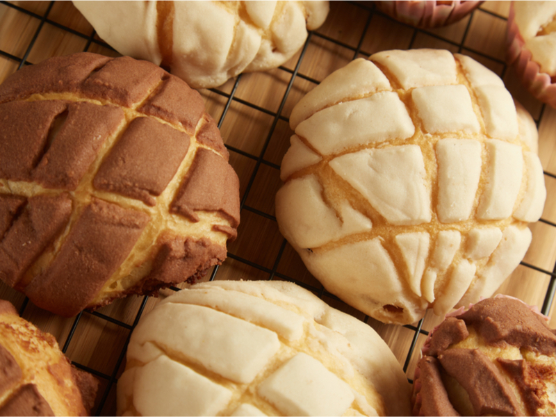 La concha es sin duda un pan tradicional en México, ¿quién no ha “chopeado” esta pieza de pan en su chocolatito caliente o café? Además, este pan es tan versátil…