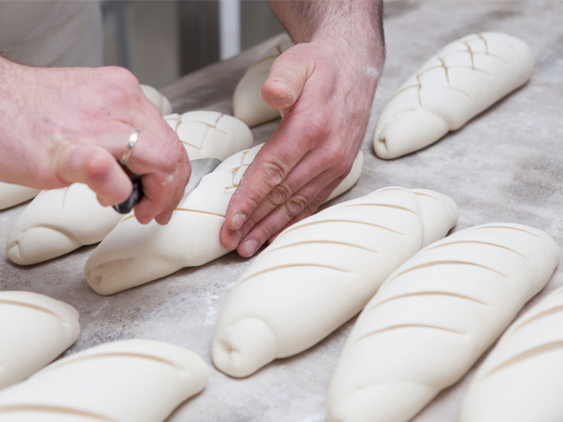 Como panaderos, un sello distintivo de nuestro trabajo es el corte o greñado. Se trata de una técnica muy importante en el proceso de producción de nuestro pan, que determina…