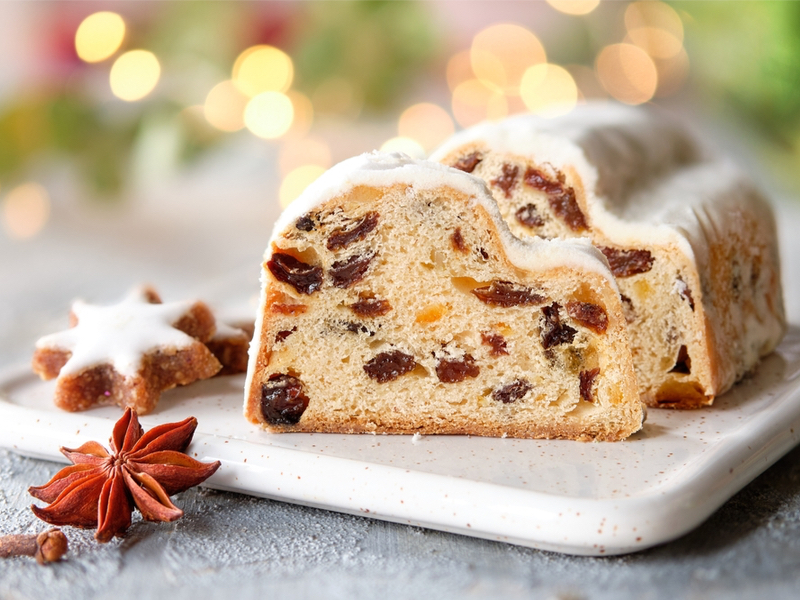 ¿Quieres sorprender a tus comensales con una preparación distinta durante esta época navideña? Te presentamos el stollen, un delicioso bollo originario de alemania que está relleno de frutas secas y…