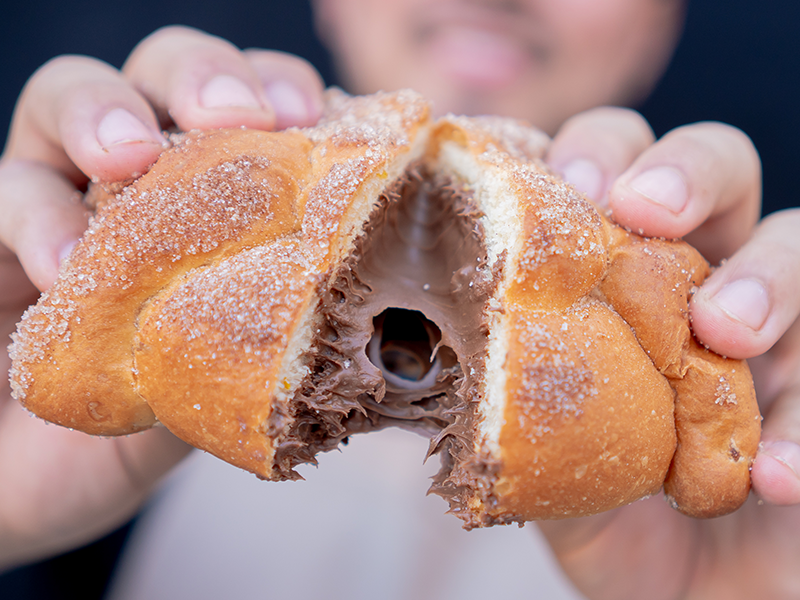 Como bien sabemos, existen muchos simbolismos y mitos acerca del pan de muerto, como el significado de cada una de sus partes o el origen del mismo, ya hemos hablado…