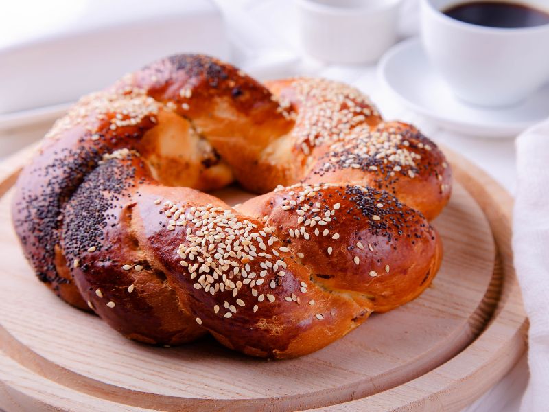 Tiene distintas tradiciones dependiendo del país del que hablemos; en Hungría, por ejemplo, es un pan muy dulce similar al brioche, generalmente horneado de forma trenzada y considerado como un…