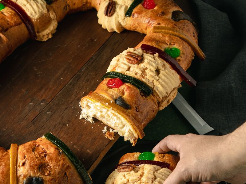 La rosca de reyes es una deliciosa y colorida tradición que ha conquistado los paladares de muchas culturas alrededor del mundo y se ha convertido en símbolo de numerosas celebraciones…