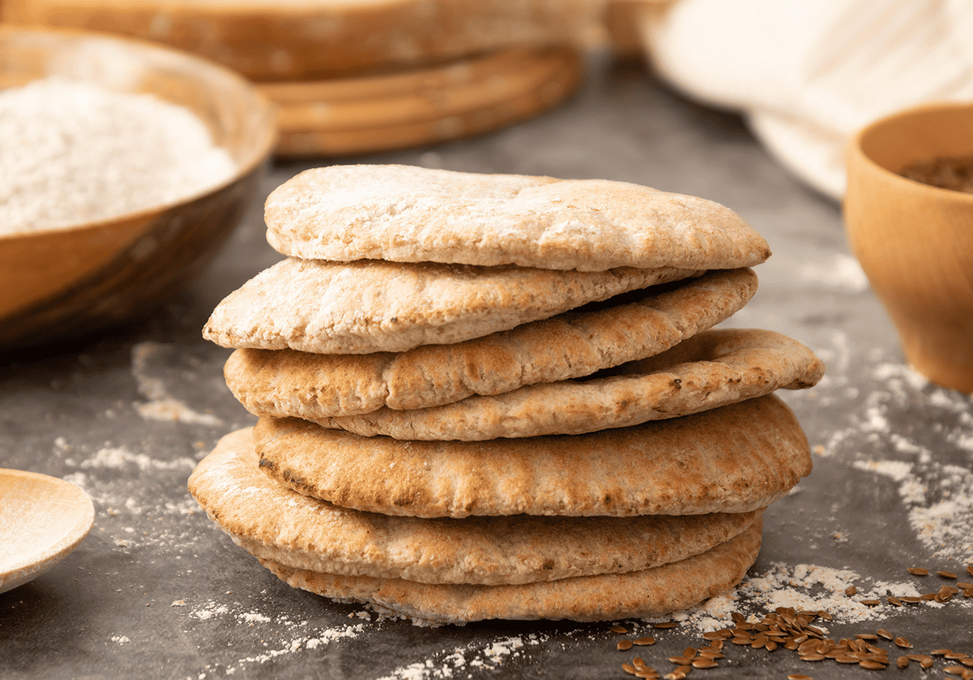 pan-pita Originario de Medio Oriente y presente en distintas gastronomías alrededor del mundo, el pan de pita destaca por su textura suave, su forma redonda y su característico interior hueco, perfecto…